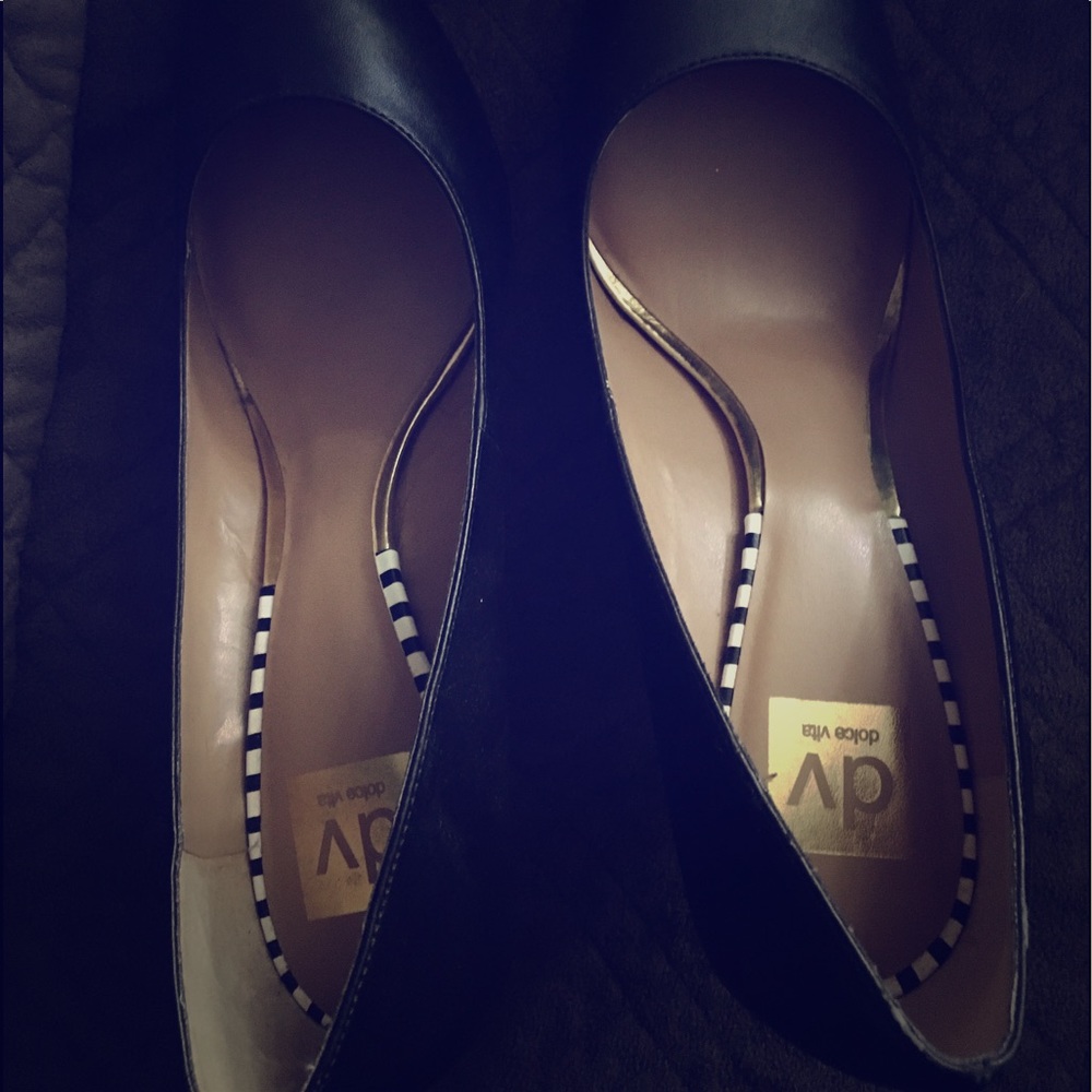 Black DV pumps size 11